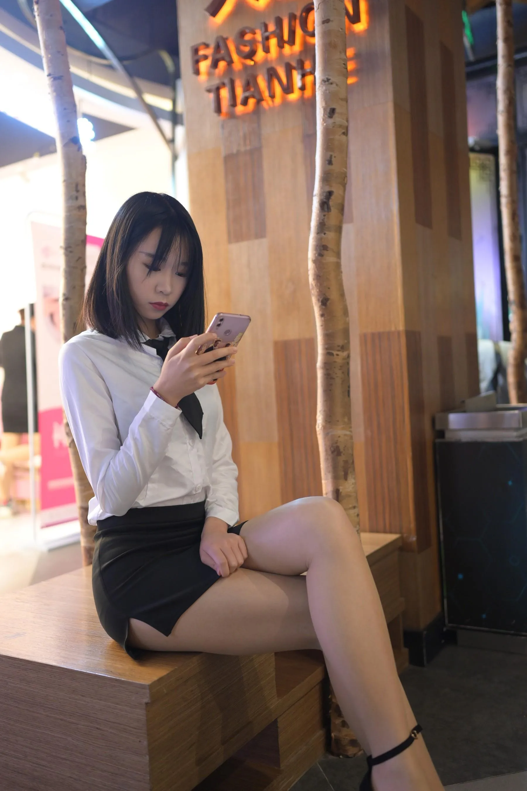 [魔镜街拍] NO.084 程生街拍-商城推销美女长腿肉丝制服 [456P]插图